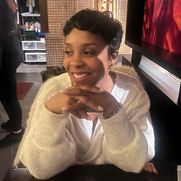 Poshmark profile picture for @sweete